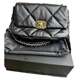 Borsa a mano Chanel N°19 in pelle di agnello nera