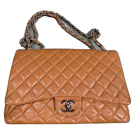 Chanel Maxi Jumbo Double Flap in pelle caviar color caramello
