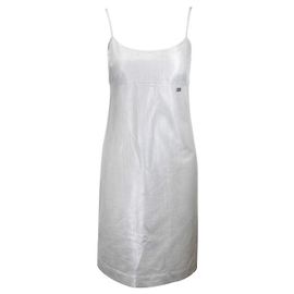 Chanel & Karl Lagerfeld 99P 1999 FRÜHLINGS-FERTIGMODE silbernes Kleid mit Logo-verziertem Taillenplakette.