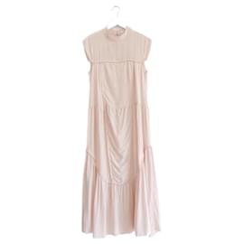 See by Chloé Absolutamente soñado, vestido súper femenino de See By Chloe - comprado por £650 y sin usar. Hecho de crepé de viscosa rosa ahumado súper suave con forro de viscosa suave. Tan bellamente elaborado con un corte acampanado de múltiples paneles, pequeños volantes festoneados y cuello cuadrado. Tiene botón en la parte posterior del cuello. Talla FR34/UK6 y se ajustará a una talla más grande. Medidas aproximadas - busto 32”, caderas 40” y largo 48”.