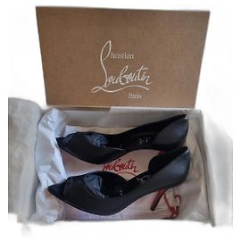 Décolleté Christian Louboutin Open Apostropha in pelle nappa nera