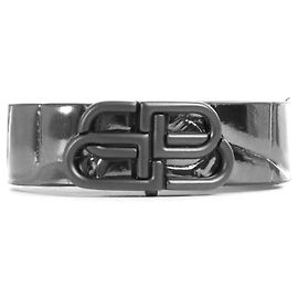 BALENCIAGA - Balenciaga BB-Armband aus schwarzem Lackleder mit Krokodilprägung