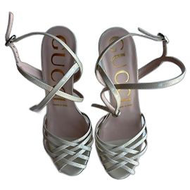 Sandalias Gucci de charol crema con hebilla de strass