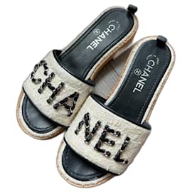 Chanel Tweed-Sandalen aus der Cruise 2021 Kollektion von Virginie Viard