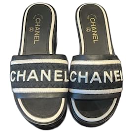 Chanel Lammfell bestickte CC Mule Sandale 37 Schwarz Weiß