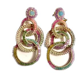 Autre Marque Orecchini in oro 18k all'uncinetto e cristalli multicolori, di Tricia Milaneze