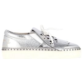 Slip-On-Sneaker aus metallisch silbernem Leder mit Kiltie-Fransen-Detail von Burberry