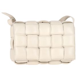 Borsa Cassette Padded Bottega Veneta in pelle di agnello bianca