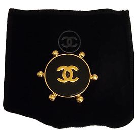 Spilla Chanel in metallo dorato e resina nera