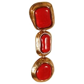 Boucles d'oreilles Yves Saint Laurent en résine rouge marbrée dorées