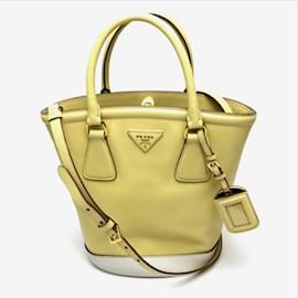 Borsa a spalla in pelle gialla Prada B2442B