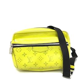 Borsa a tracolla Taigalama M30239 di Louis Vuitton