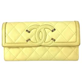 Cartera larga de cuero amarillo Chanel