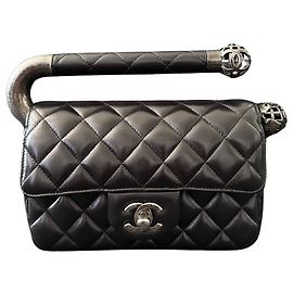 CHANEL Borsa a mano matelassé in pelle di agnello nera Earth 18 con hardware gunmetal, chiusura a girello Coco Mark.
