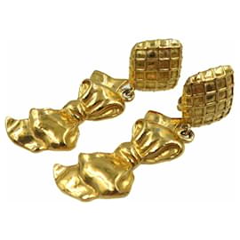 Brincos de metal dourado com fita Chanel