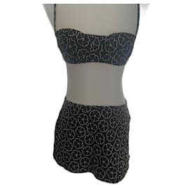 Set bikini Chanel 3 pezzi con camelie ricamate