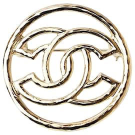 Spilla in oro Chanel con il marchio Coco