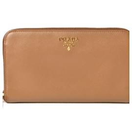 Billetera bi-fold de metal Saffiano de Prada