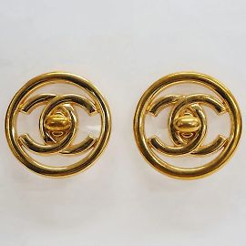 Orecchini rotondi Coco Turnlock di Chanel