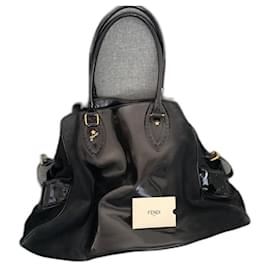 Bolsa Fendi em couro envernizado preto
