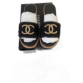Sandali Chanel in Tweed Nero con Hardware CC Dorato