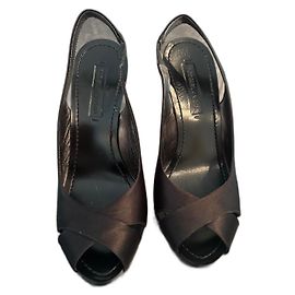 Zapatos de tacón negros Bcbg Max Azria de cuero y satén con punta abierta