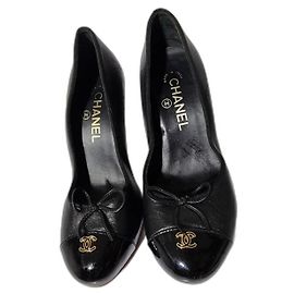 Décolleté in pelle e vernice CC a punta tonda Chanel Nera Taglia 36C
