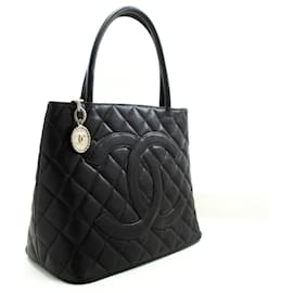 Borsa a spalla in caviale argento CHANEL con medaglione nero SV