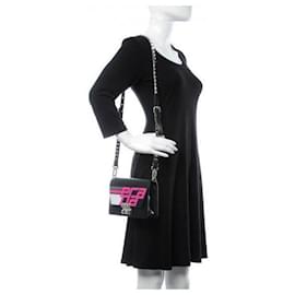 PRADA Elektra Schultertasche aus Kalbsleder Saffiano mit Racing-Logo Fuchsia/Schwarz - Prada