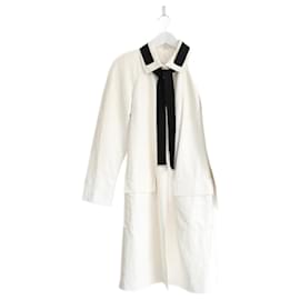 Abrigo de cuero de cordero crema con botones de perla y cuello de cinta Chanel Crucero 2017 'Cuba'