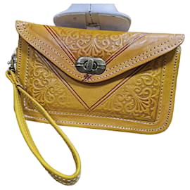 Pochette in vera pelle marocchina con design floreale inciso e cinturino da polso - Autre Marque