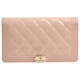 Chanel Boy Geldbörse aus rosa Lackleder