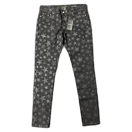 Jeans de denim con estampado de estrellas de Saint Laurent por Hedi Slimane de la colección primavera-verano 2016.