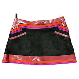 Falda mini de ante y cuero patentado de Gucci por Frida Giannini de la colección Primavera Verano 2007.
