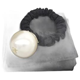Elastico per capelli Chanel con logo in perla finta