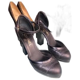 Sandali Chanel in pelle nera