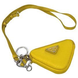 Pochette in nylon giallo Prada con tracolla
