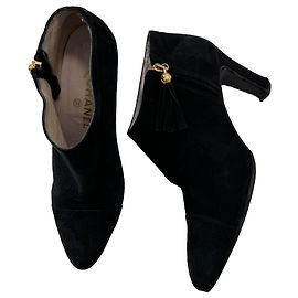 Chanel Botas de ante con borlas doradas