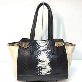 Borsa in pelle nera Gancini di Salvatore Ferragamo