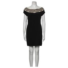 Marchesa Vestido de seda negra con escote barco adornado con joyas