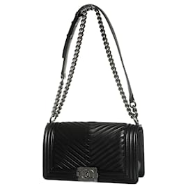 Chanel, Boy Bag aus plissiertem Lammleder mit Chevron-Muster