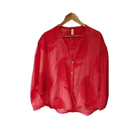 Autre Marque Tensión en camisa roja con bordado