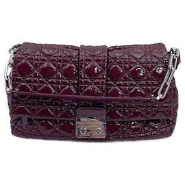 Dior Nuova borsa a soffietto Lock in vernice rossa media con motivo cannage