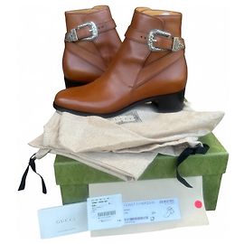 Botas de couro com fivela gravada Gucci