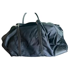 Borsa da viaggio Prada nera in pelle e nylon