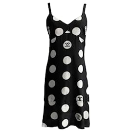 Abito in seta nero con pois e logo CC di Chanel