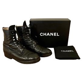 Stivali alla caviglia con lacci di Chanel degli anni '90, logo CC ricamato sulle punte