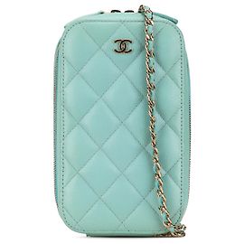 Capa de telefone com zíper em caviar matelado Chanel Blue CC