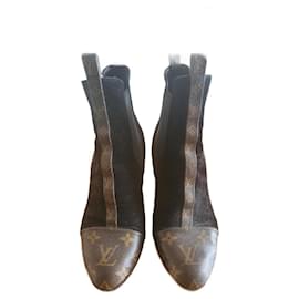Botines Louis Vuitton de encaje y piel de ciervo negros