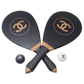 LOTE CHANEL 2 RAQUETES DE PLAYA + 2 BALONES EN LACA NEGRA DE MADERA